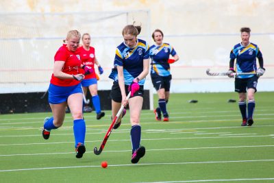 Maahockeyn pelaajia Velodromilla.